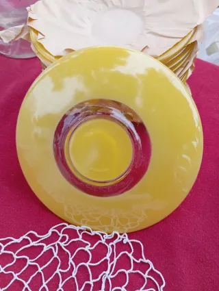 Platos de vidrio amarillos