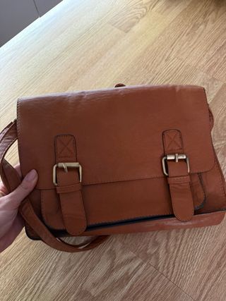 Bolso marrón con hebillas doradas