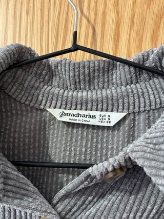 Sobrecamisa oversize Stradivarius gris