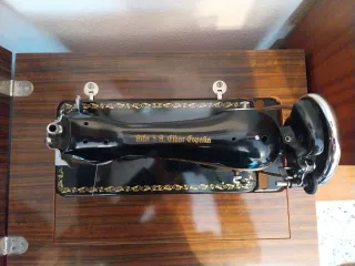 Máquina de coser antigua Alfa