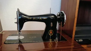 Máquina de coser antigua Alfa