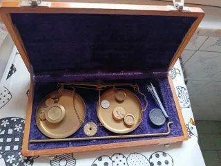 Báscula de precisión con pesas