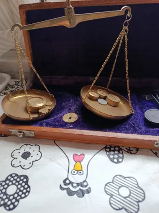 Báscula de precisión con pesas