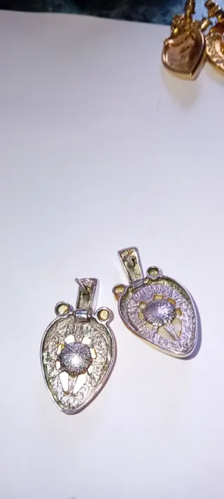 2 pares pendientes corazón perla dorados