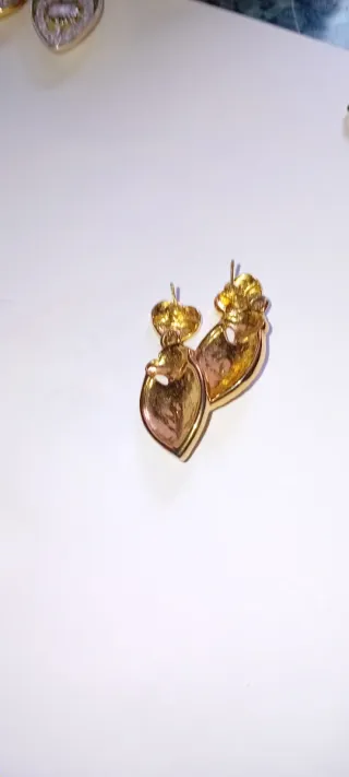 2 pares pendientes corazón perla dorados