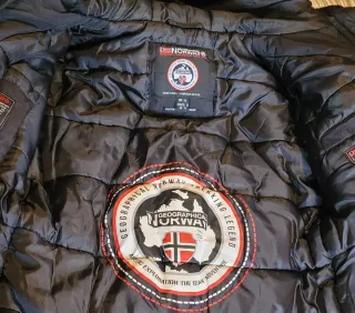 Abrigo Negro con Capucha