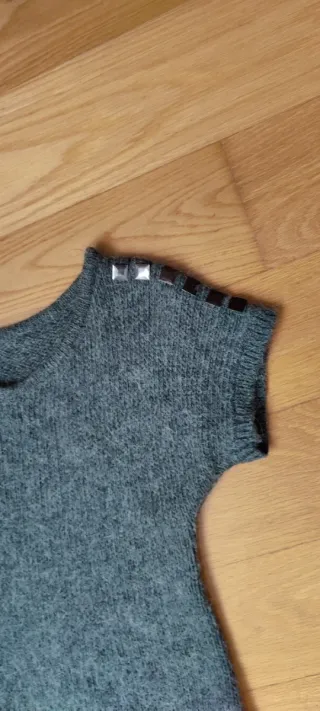 Vestido gris con detalles plateados