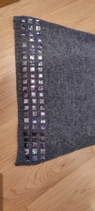 Vestido gris con detalles plateados