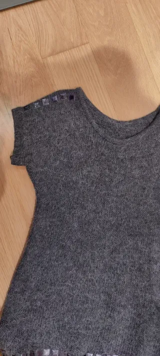 Vestido gris con detalles plateados