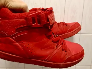 Sneakers da uomo rosse, numero 42