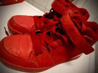 Sneakers da uomo rosse, numero 42