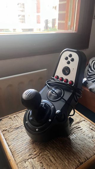 Logitech G27 Volante + Palanca de cambio + Pedales