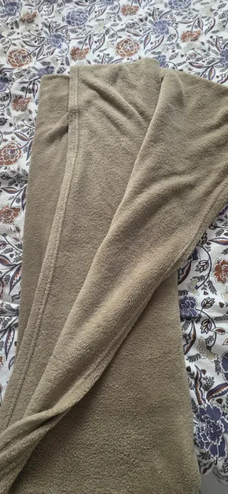 Manta de sofá de forro polar beige y marrón