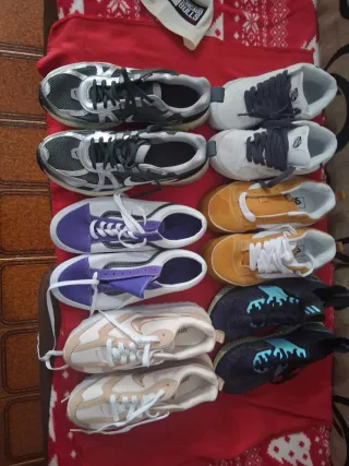 Zapatillas deportivas moradas y blancas