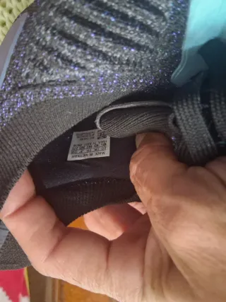 Zapatillas deportivas moradas y blancas