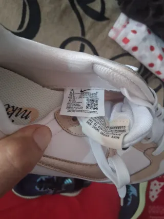 Zapatillas deportivas moradas y blancas