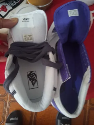 Zapatillas deportivas moradas y blancas