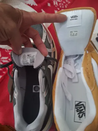 Zapatillas deportivas moradas y blancas