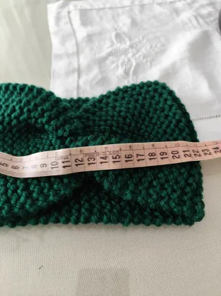 Bandana tejida verde retorcida