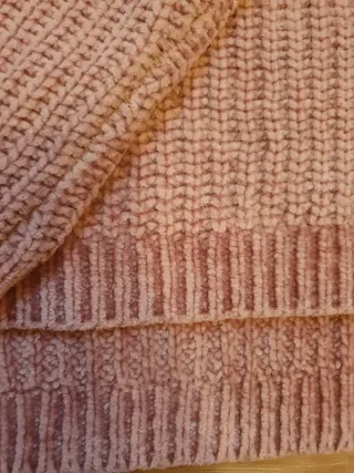 Suéter rosa aterciopelado