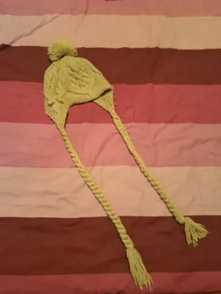 Gorro de lana tejido con trenzas