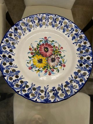 Plato decorativo floral con calados