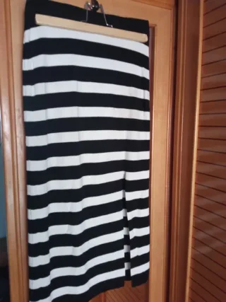 Conjunto Falda y Jersey Rayas Bershka