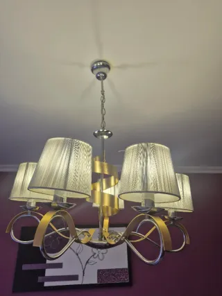 Lámpara de techo dorada y plateada