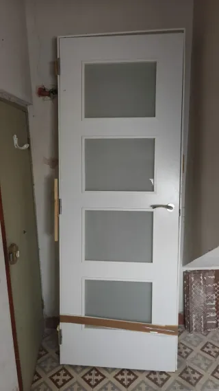 Puerta blanca con 4 cristales, apertura derecha