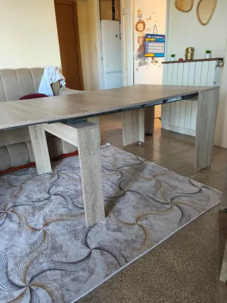 Mesa de madera color beige