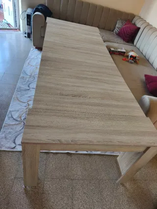 Mesa de madera color beige