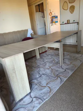 Mesa de madera color beige