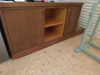 Mueble de madera antiguo