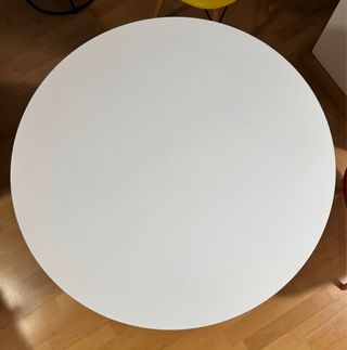 Mesa blanca redonda de madera y metal