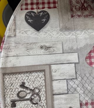 Mesa blanca redonda de madera y metal