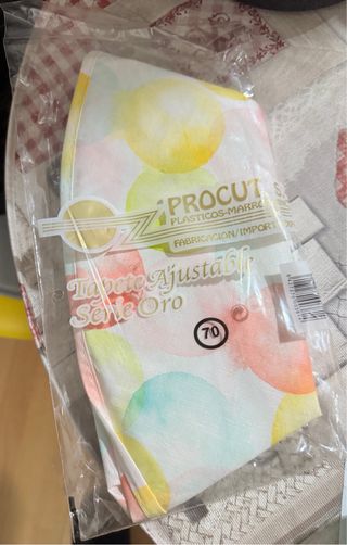 Mesa blanca redonda de madera y metal