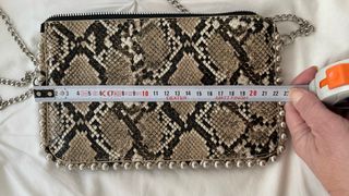 Bolso serpiente con cadena y tachuelas