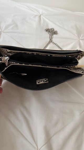 Bolso serpiente con cadena y tachuelas