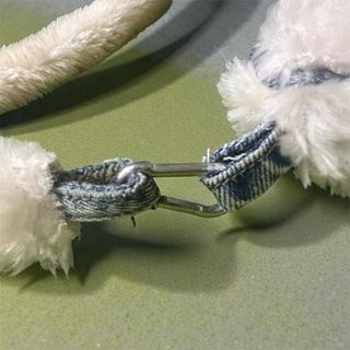 Bolso de mano beige y azul hecho a mano