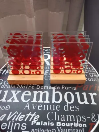 Posavasos cristal y madera detalles rojos