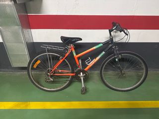 Bicicleta de Montaña Roja y otra Naranja