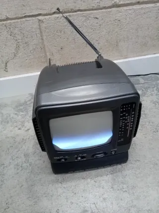 TV Portatile con Radio AM/FM