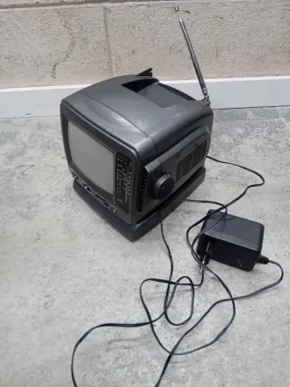 TV Portatile con Radio AM/FM