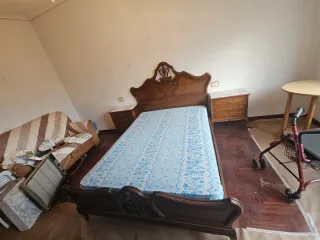 Cama de madera con 2 mesitas de noche