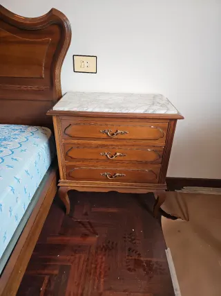Cama de madera con 2 mesitas de noche