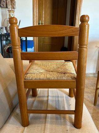 Silla pequeña madera y mimbre