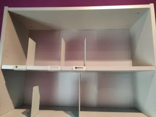 Estantería gris plateada