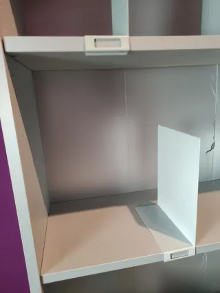 Estantería gris plateada