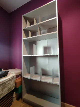 Estantería gris plateada