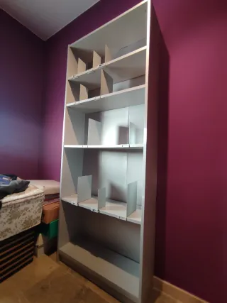 Estantería gris plateada